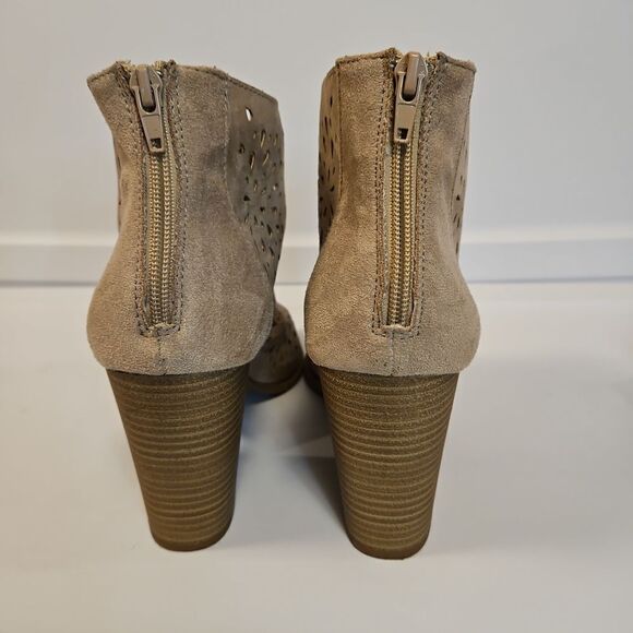 Jellypop Tan Faux Suede Laser CutOut Toe Out Booties sz 11 - Picture 6 of 8